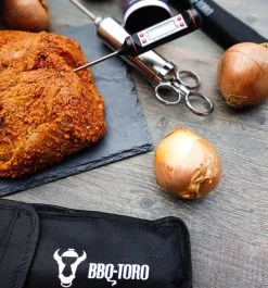 BBQ-Toro Dutch Oven Set Gusseisen | 7 Teiliges Starter Set, Inkl. Deckelheber -Camping Store DO Set3 actionbild2 2000px 1280x1280