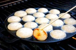 BBQ-Toro Gusseisen Poffertjes Pfanne | Förtchenpfanne Für 19 Förtchen | Ø 24 Cm -Camping Store PAN21 poffertjes pfanne action bild2 1000px 1280x1280