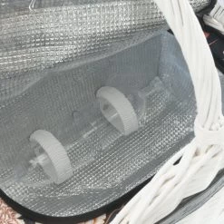 Campfeuer Picknickkorb 2 Personen Mit Kühlfach Und Geschirr-Set, 12-teilig, Weidenkorb Mit Kunstlede -Camping Store PINIKO5 Picknickkorb Bild6 2000px 1280x1280