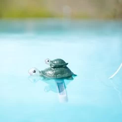 Zelsius Pool Thermometer Schwimmend | Schildkröte | 12x6x21cm | Poolthermometer -Camping Store PT3 pool thermometer schildkroete action2 2000px 1280x1280