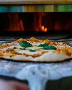 BBQ-Toro Edelstahl Pizzaring Set Mit Grillspieß Für Ø 57 Cm Kugelgrill -Camping Store a57prsps pizzaaufsatz grillspiess action bild2 2000px 1280x1280