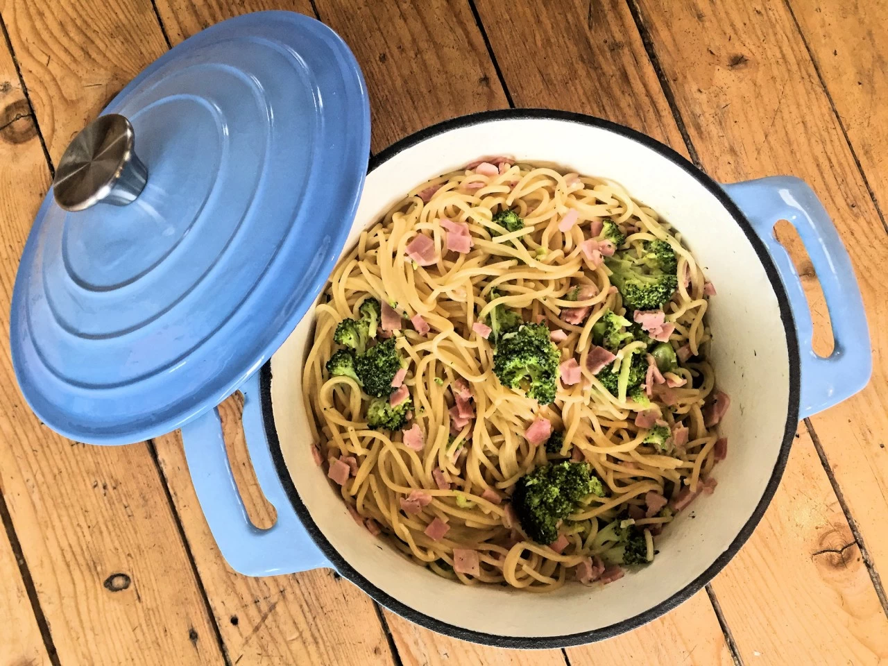 BBQ-Toro Cocotte | 4,0 Liter - Ø 24 Cm | Gusseisen, Emailliert, Blau 4 BBQ-Toro Cocotte | 4,0 Liter - Ø 24 Cm | Gusseisen, Emailliert, Blau – Bild 2