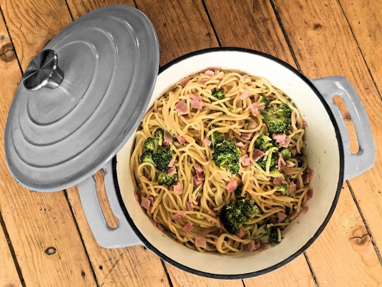 BBQ-Toro Cocotte | 4,0 Liter - Ø 24 Cm | Gusseisen, Emailliert, Grau 4 BBQ-Toro Cocotte | 4,0 Liter - Ø 24 Cm | Gusseisen, Emailliert, Grau – Bild 2