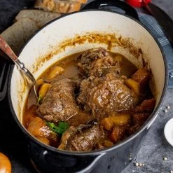 BBQ-Toro Gusseisen Cocotte | 4,3 L | Schwarz, Oval | Gusseisen Bräter Emailliert -Camping Store co10 cocotte actionbild2 1080px 1280x1280