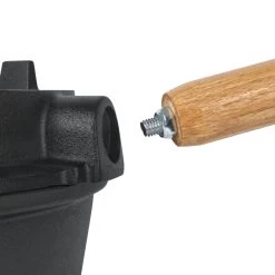 BBQ-Toro 6-teiliges Dutch Oven Set "Dopfmeister" Mit Deckelheber, Ringreiniger, Untersetzer, Schaber -Camping Store do9dm dutch oven dopfmeister bild3 2000px 1280x1280