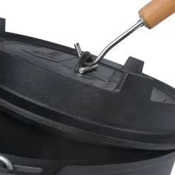 BBQ-Toro 6-teiliges Dutch Oven Set "Dopfmeister" Mit Deckelheber, Ringreiniger, Untersetzer, Schaber -Camping Store do9dm dutch oven dopfmeister bild4 2000px 1280x1280