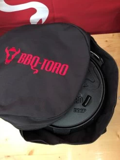 BBQ-Toro Tragetasche Für 6 Und 9 QT Dutch Oven | Aufbewahrungstasche | Schwarz -Camping Store dobag transporttasche bild2 in action 2000px 1280x1280 1