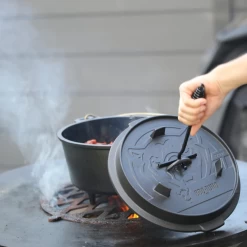 BBQ-Toro Dutch Oven DO45EX, 4,2 L Emaille Gusseisen Kochtopf, Gusstopf, Bräter Mit Deckelheber -Camping Store doe dutch oven emaille serie actionbild 1000px 1280x1280 1