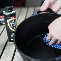 BBQ-Toro Dutch Oven Pflege Set | Mit DOPFWUNDER + DOPFHELD -Camping Store dohe dopfheld actionbild 1000px 1280x1280 1