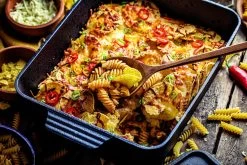 BBQ-Toro Dutch Oven Backtopf, 5,5 Liter, Gusseisen Kochtopf, Gusstopf -Camping Store dosq4 dutch oven bild2 action 2000px 1280x1280