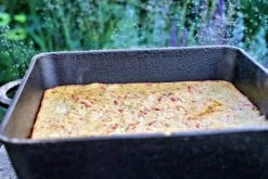 BBQ-Toro Dutch Oven Pan, 9,5 Liter, Gusseisen Kochtopf, Gusstopf 9 BBQ-Toro Dutch Oven Pan, 9,5 Liter, Gusseisen Kochtopf, Gusstopf -Camping Store dosq dutch oven pan in action1 1280x1280