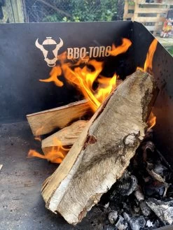 BBQ-Toro Dutch Oven Tisch, Mit Windschutz | 75 X 40 Cm | Grilltisch, Stahltisch -Camping Store dot dutch oven table action2 2000px 1280x1280