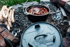 BBQ-Toro Dutch Oven DO45P, 4,2 L Premium Gusseisen Kochtopf, Gusstopf -Camping Store dutch oven premium action3 2000px 1280x1280 4