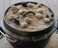 BBQ-Toro Dutch Oven Sonderedition "Deine Lieblingsdopfer" | Mc.Ellisda Und BBQ Bear Dopf | 9 Liter -Camping Store dutchoven2 actionbild 1800px 1280x1280