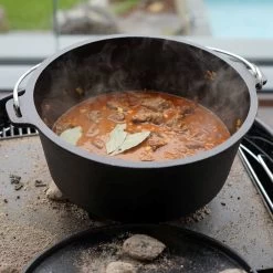 BBQ-Toro Dutch Oven Sonderedition "Deine Lieblingsdopfer" | Mc.Ellisda Und BBQ Bear Dopf | 9 Liter -Camping Store dutchoven3a actionbild 1365px 1280x1280