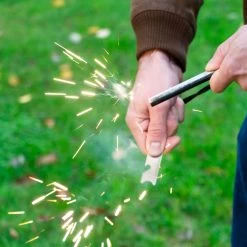 CampFeuer 6-teiliges Survival Set Mit Dutch Oven, Feuerstahl, Zunder Und Raketenofen -Camping Store fire2 feuerstahl actionbild 2000px 1280x1280 2