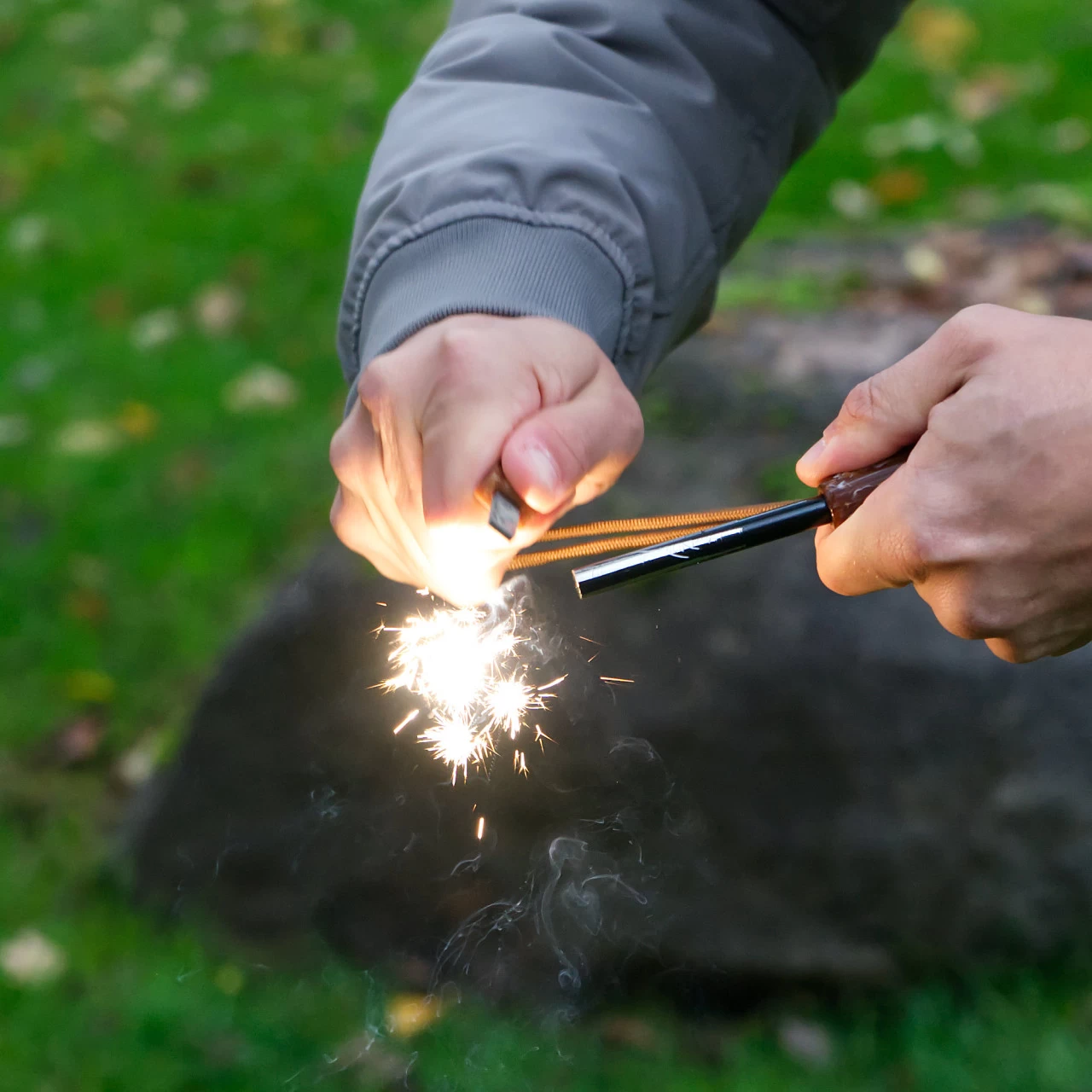 CampFeuer Feuerstahl Set Mit Feuerstahl, Paracord-Seil, Blasrohr, Zunder Und Einem Stoffbeutel 4 CampFeuer Feuerstahl Set Mit Feuerstahl, Paracord-Seil, Blasrohr, Zunder Und Einem Stoffbeutel – Bild 2