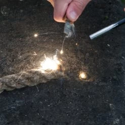 CampFeuer Feuerstahl Set Mit Feuerstahl, Paracord-Seil, Blasrohr, Zunder Und Einem Stoffbeutel 12 CampFeuer Feuerstahl Set Mit Feuerstahl, Paracord-Seil, Blasrohr, Zunder Und Einem Stoffbeutel -Camping Store fire6 feuerstahl set actionbild2 2000px 1280x1280