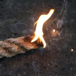 CampFeuer Feuerstahl Set Mit Feuerstahl, Paracord-Seil, Blasrohr, Zunder Und Einem Stoffbeutel 13 CampFeuer Feuerstahl Set Mit Feuerstahl, Paracord-Seil, Blasrohr, Zunder Und Einem Stoffbeutel -Camping Store fire6 feuerstahl set actionbild3 2000px 1280x1280