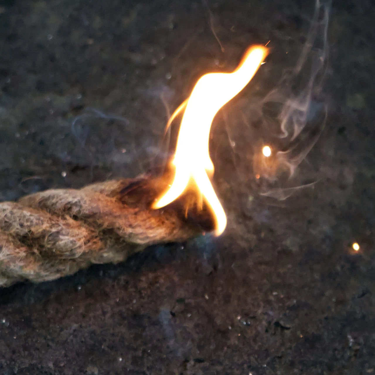 CampFeuer Feuerstahl Set Mit Feuerstahl, Paracord-Seil, Blasrohr, Zunder Und Einem Stoffbeutel 6 CampFeuer Feuerstahl Set Mit Feuerstahl, Paracord-Seil, Blasrohr, Zunder Und Einem Stoffbeutel – Bild 4