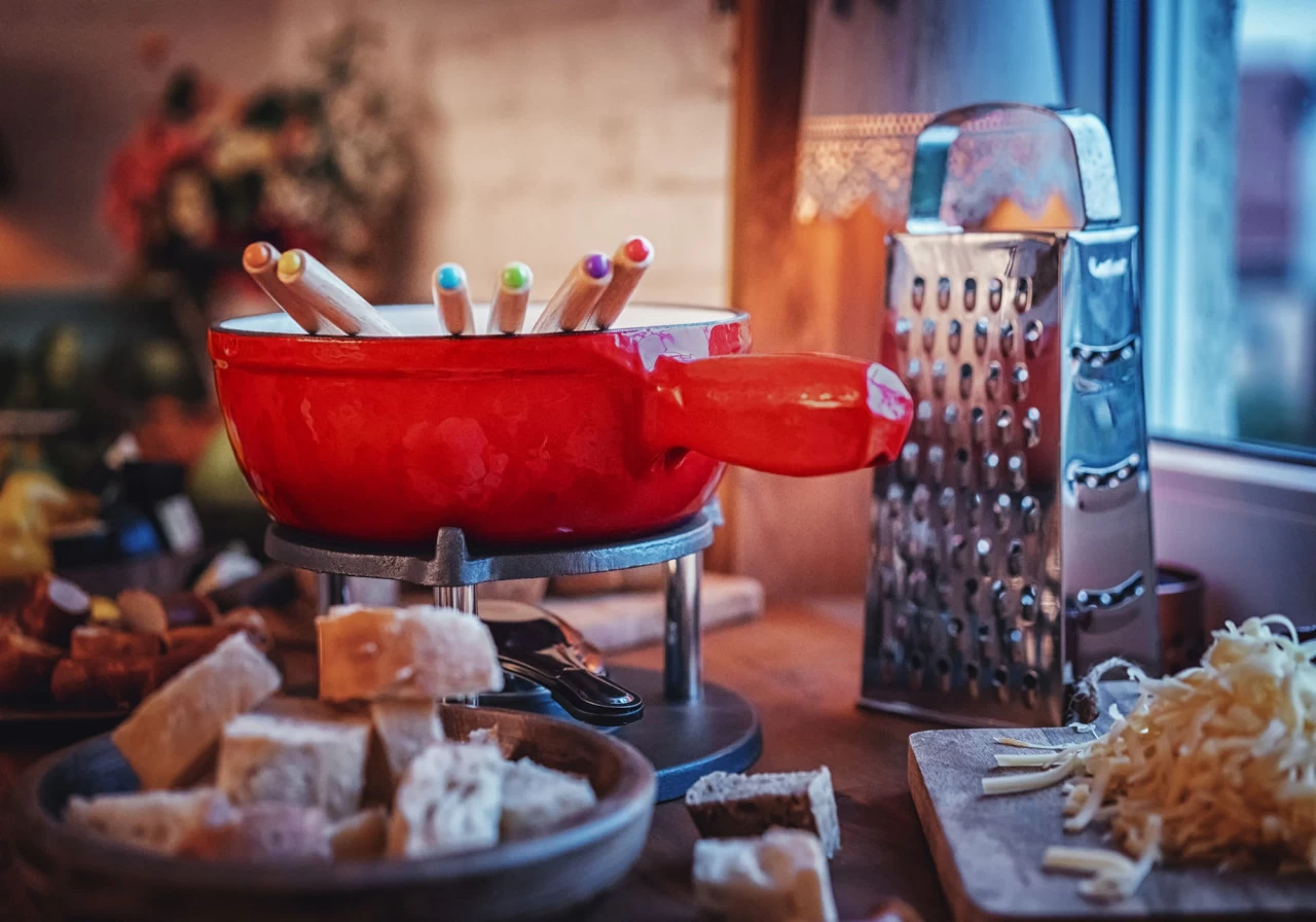 BBQ-Toro 9-teiliges Gusseisen Fondue Set Für 6 Personen, 2 L, Fondueset Mit Brenner Und Gabeln 5 BBQ-Toro 9-teiliges Gusseisen Fondue Set Für 6 Personen, 2 L, Fondueset Mit Brenner Und Gabeln – Bild 3