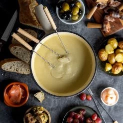 BBQ-Toro 9-teiliges Gusseisen Fondue Set Für 6 Personen, 2 L, Emailliert, Mit Brenner Und Gabeln -Camping Store fond1c fondueset actionbild1 1080px 1280x1280