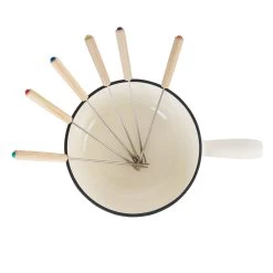 BBQ-Toro 9-teiliges Gusseisen Fondue Set Für 6 Personen, 2 L, Emailliert, Mit Brenner Und Gabeln -Camping Store fond1c fondueset bild2 2000px 1280x1280