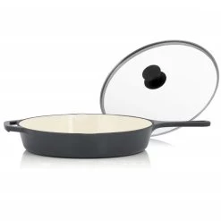 Mahlzeit Gusseisenpfanne Mit Deckel Emailliert | Ø 29,5 Cm | Blue Berry | Mit Zwei Ausgießern -Camping Store gpfa30eb gusseisenpfanne emailliert mit glasdeckel bild3 2000px 1280x1280