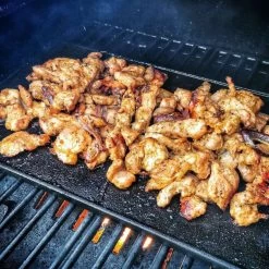 BBQ-Toro Gusseisen Grillplatte 42,5 X 31,5 Cm, Wendeplatte Pre-seasoned, Grillpfanne, BBQ Plancha -Camping Store gup203 wendegrillplatteActionBild 2000px 1280x1280