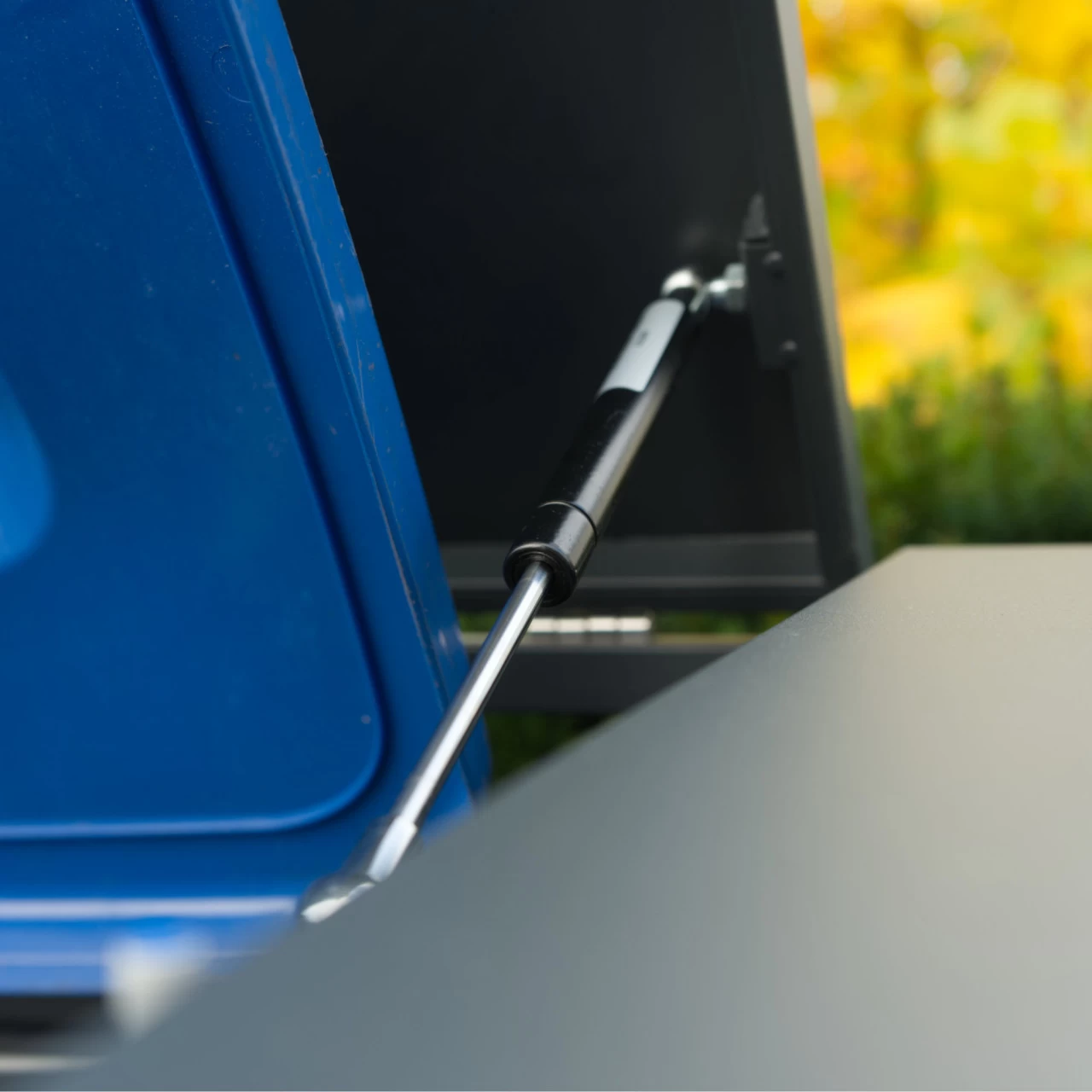 Zelsius Mülltonnenbox-Set Für Drei Mülltonnen | Anthrazit RAL 7016 | Tür In Dunkelbrauner Holzoptik 5 Zelsius Mülltonnenbox-Set Für Drei Mülltonnen | Anthrazit RAL 7016 | Tür In Dunkelbrauner Holzoptik – Bild 3