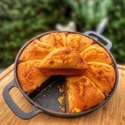 BBQ-Toro Gusseisen Maisbrotpfanne Mit 8 Grillzonen | Ø 21,5 Cm -Camping Store pan14 servierpfanne action bild1 2000px 1280x1280