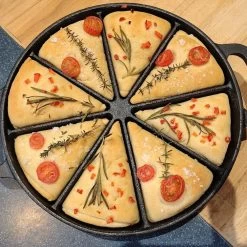 BBQ-Toro Gusseisen Maisbrotpfanne Mit 8 Grillzonen | Ø 21,5 Cm -Camping Store pan14 servierpfanne action bild3 2000px 1280x1280