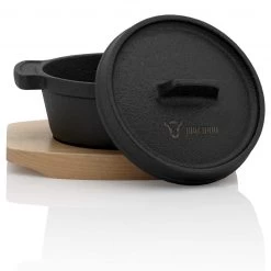 BBQ-Toro Mini Dutch Oven (4 Stück) | Ø 11 Cm | Gusseisen Topf Mit Holzunterlage -Camping Store pan19 servierpfanne bild4 2000px 1280x1280