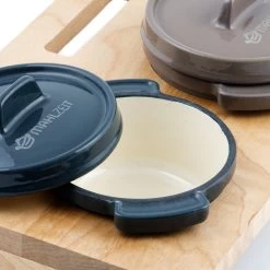 Mahlzeit Mini Cocotte Set Mit Holzständer | 3 X 250 Ml | Gusseisen Emailliert -Camping Store pan20e bild4 2000px 1280x1280