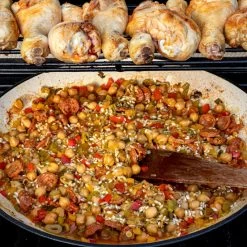 Mahlzeit Paella Pfanne | Ø 35 Cm | Blue Berry | Zwei Griffe, Gusseisen, Emailliert, Induktion -Camping Store pan22eb gusseisenpfanne actionbild2 1280x1280