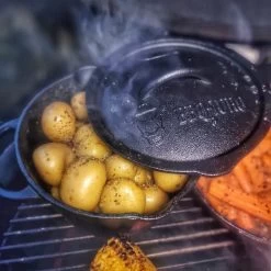 BBQ-Toro Gusseisen Stielkasserolle Mit Deckel | 2 Liter | Für Kleinere Portionen, Suppen Oder Saucen -Camping Store pan24 stielkasserolle actionbild1 2000px 1280x1280