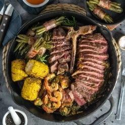 BBQ-Toro Gusseisen Bratpfanne | Ø 34 Cm | Mit Griff, Stiel Und Zwei Ausgießer, Gerippt - Preseasoned -Camping Store panr30 grillpfanne actionbild2 1000px 1280x1280