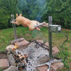 BBQ-Toro Spanferkelgrill Mit Motor | Höhenverstellbarer Spießgrill | Elektrisches Grillspieß Set -Camping Store pig1 spanferkel grillspiess actionbild 1000px neu 1280x1280