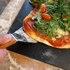 Mahlzeit 4-teiliges Pizza Set | Pizzastein Mit Schaufel, Pizzaroller, Spachtel -Camping Store pizza set2 pizza set actionbild2 2000px 1280x1280